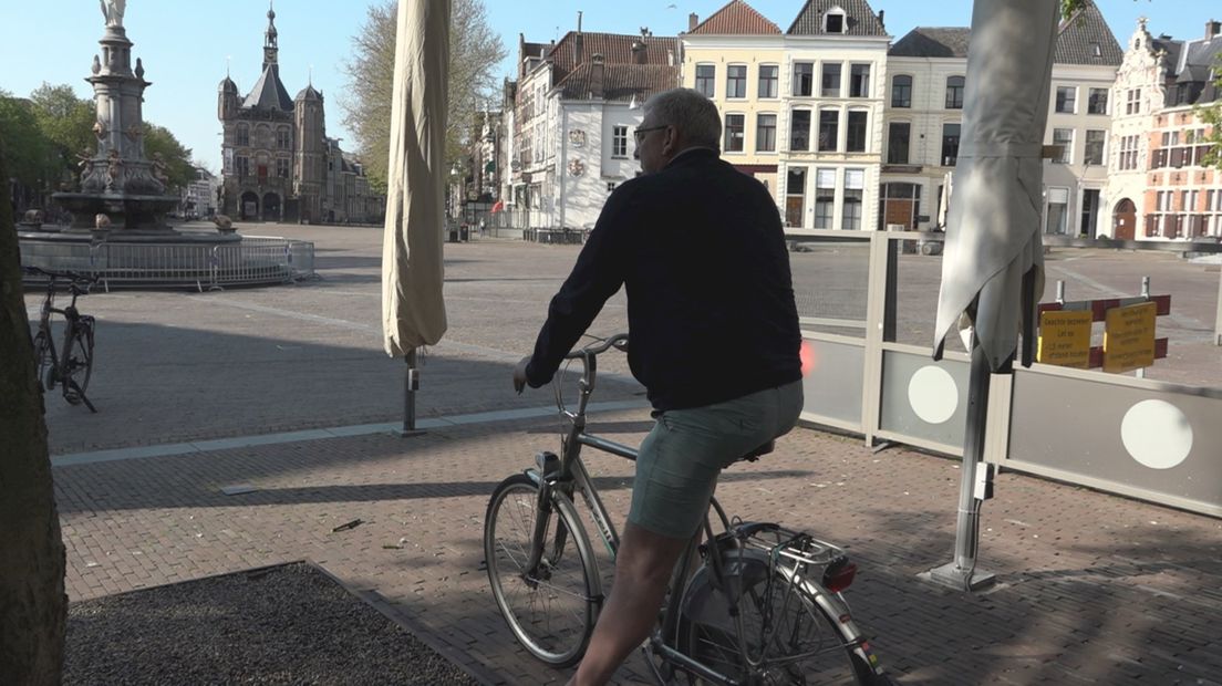 Jan Kuiper op het lege terras van zijn Deventer horecazaak: "Natuurlijk blijven we bestaan"