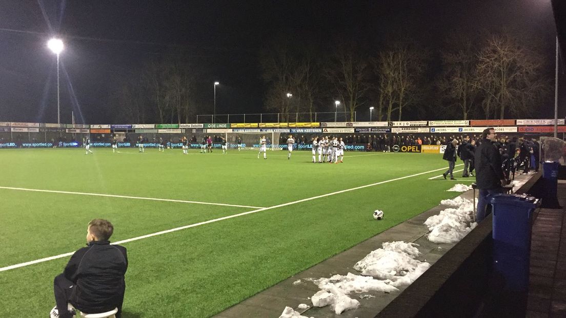 Achilles'29 heeft de goede reeks van de afgelopen weken niet kunnen doorzetten. De Groesbekers verloren vrijdagavond met 2-3 van Jong Ajax op de eigen Heikant. Het was lange tijd een open wedstrijd en het spel ging op en neer, maar uiteindelijk trokken de Amsterdammers dus aan het langste eind. Ook omdat doelpuntenmaker Kortstam vlak voor tijd met een rode kaart moest inrukken.