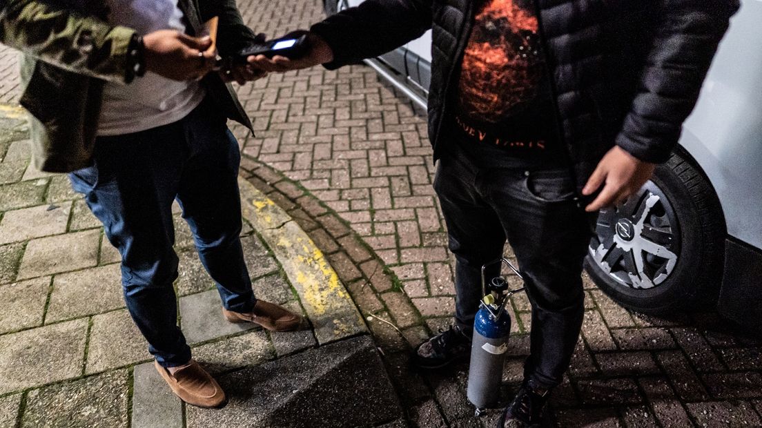 Een lachgastank wordt verkocht