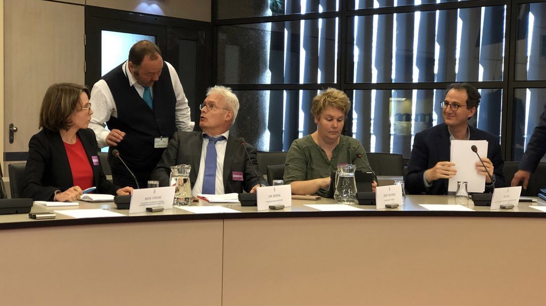 Hoogleraar Herman Bröring (zittend, tweede van links) in de Tweede Kamer.
