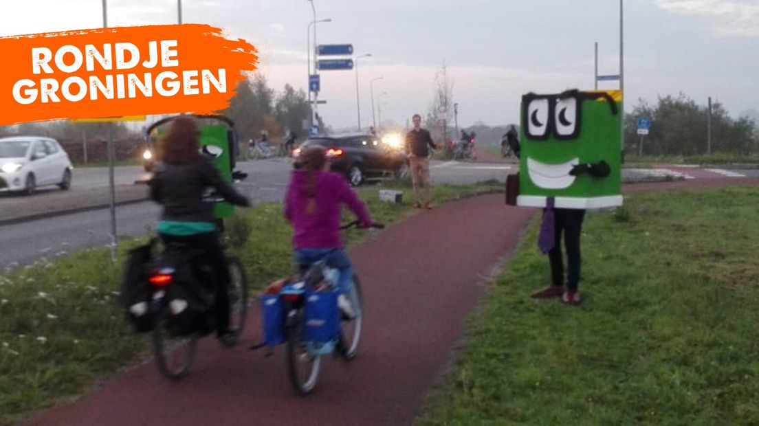 Fietsers krijgen een krentenbol in Hoogkerk