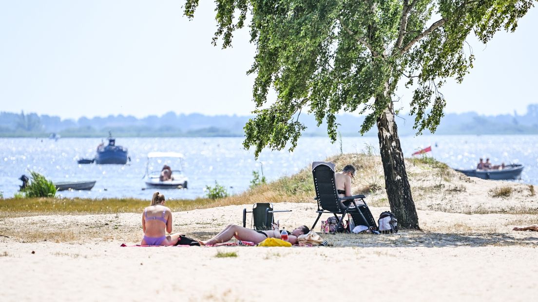 Zonaanbidders bij strand Meerwijck aan het Zuidlaardermeer
