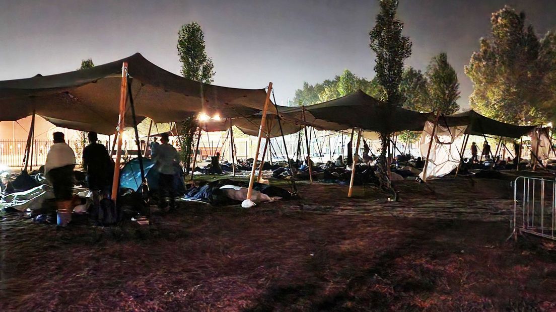 Bij aanmeldcentrum Ter Apel hebben 400 mensen buiten geslapen - RTV Drenthe
