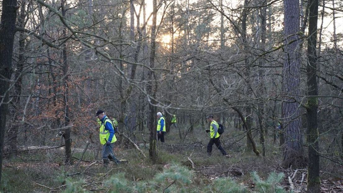 Leden van het Veteranen Search Team kammen het bos bij Vierhouten uit.
