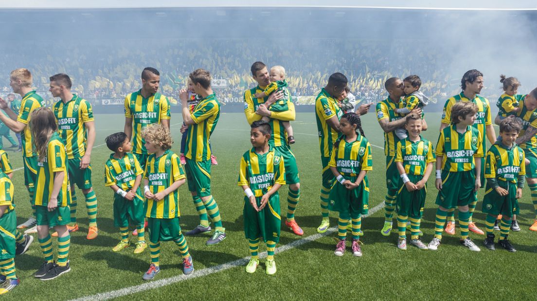 Spelers ADO komen tegen PSV op met hun kinderen