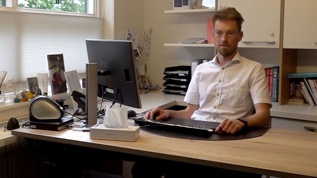 Huisarts Hilbert Kraaij komt om in het papierwerk.