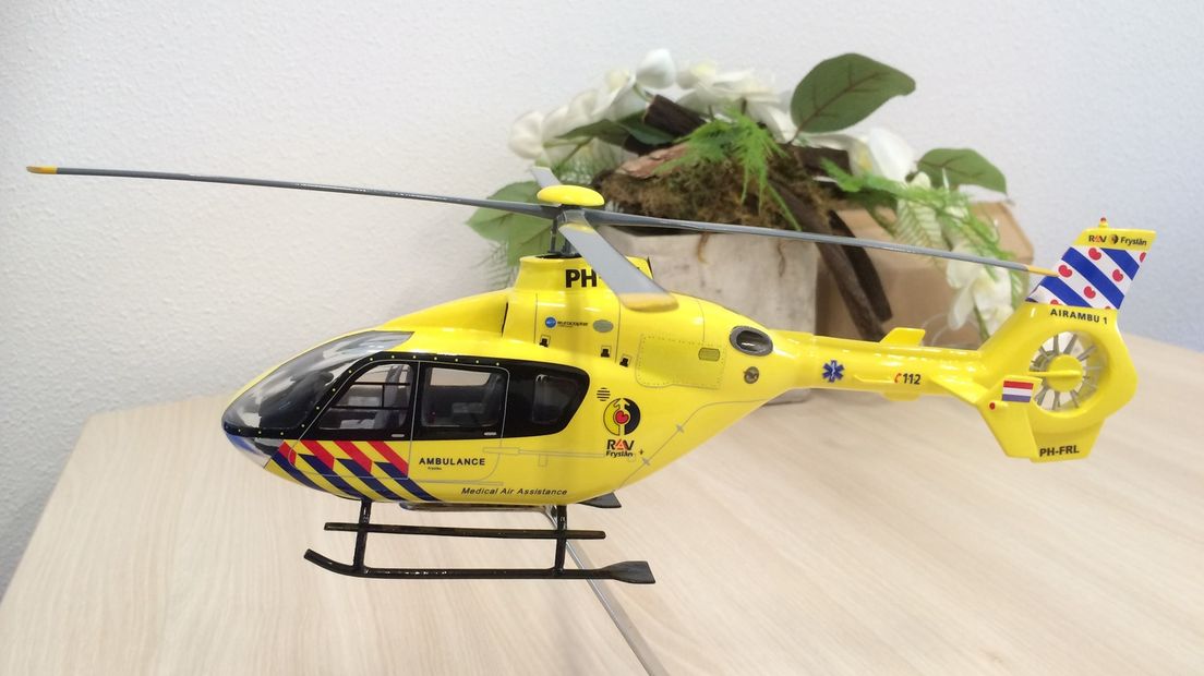 Een model van de ambulancehelikopter.