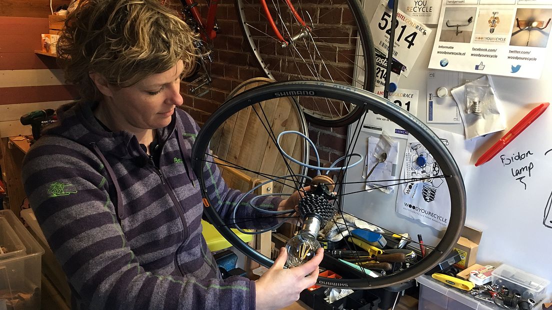 Imke van de Venne maakt gebruiksvoorwerpen van afgedankte fietsen.