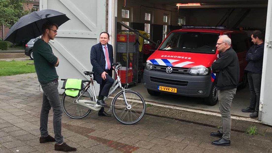 Nieuwe burgemeester Stichtse Vecht fietst door gemeente: 'Leuk dat hij eerst langs Nigtevecht komt' 