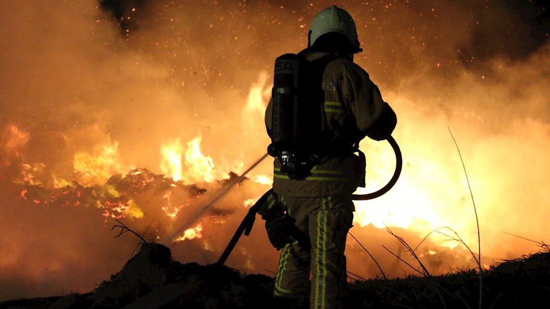 Brandweer blust illegale afvalbrand in Weerselo