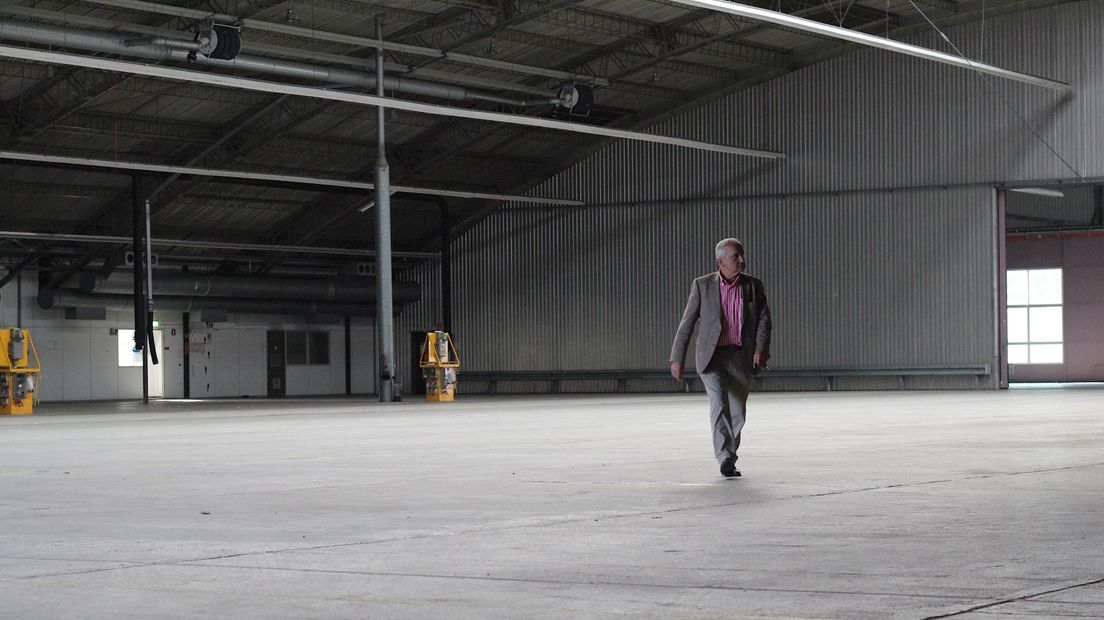 Jan van Eck in Hangar 11, één van de 80 gebouwen die hij op het terrein heeft gekocht