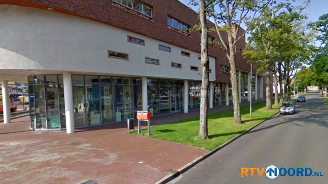Bomen naast cultuurcentrum Van Beresteijn