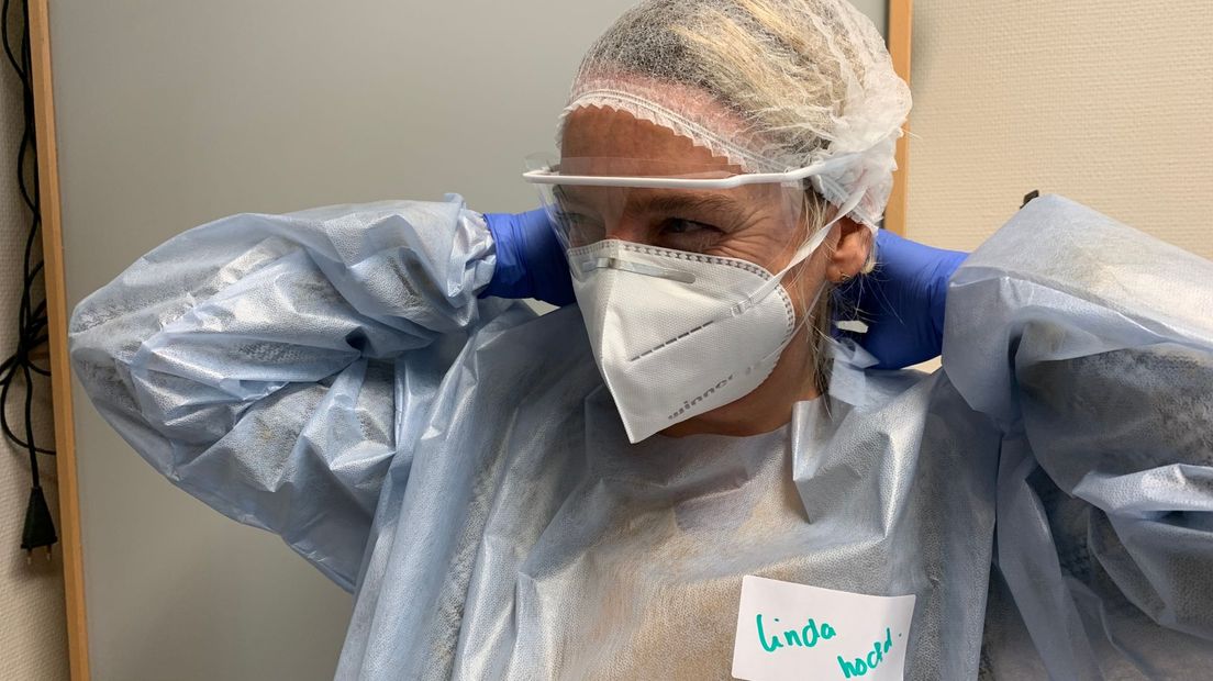 Covid-verpleegkundige met masker