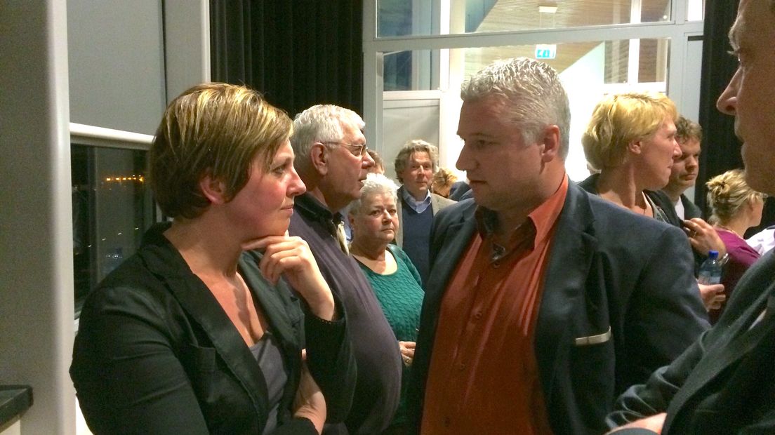 Liesbeth Mennink van Plaatselijk Belang Oosterhesselen in gesprek met wethouder Jan Zwiers.