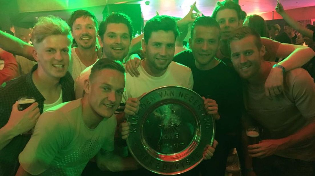 Jens Toornstra en Lars van der Pijl op de foto met de schaal na het landskampioenschap van Feyenoord in 2017