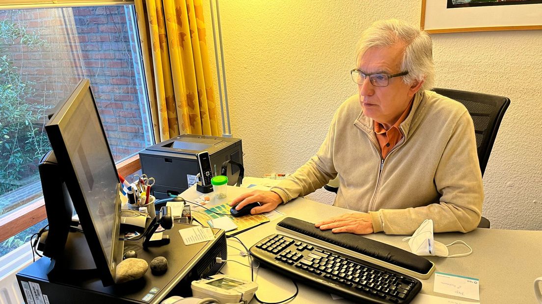 Walter Schrader in zijn spreekkamer