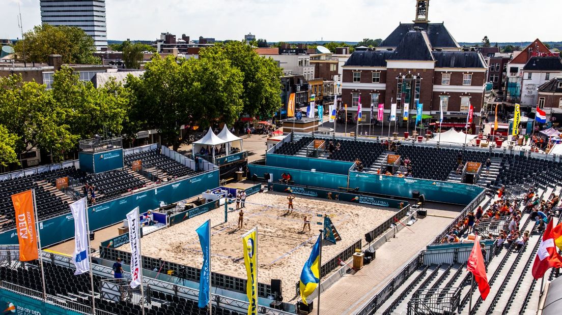 Beachvolleybal op het Marktplein in Apeldoorn.
