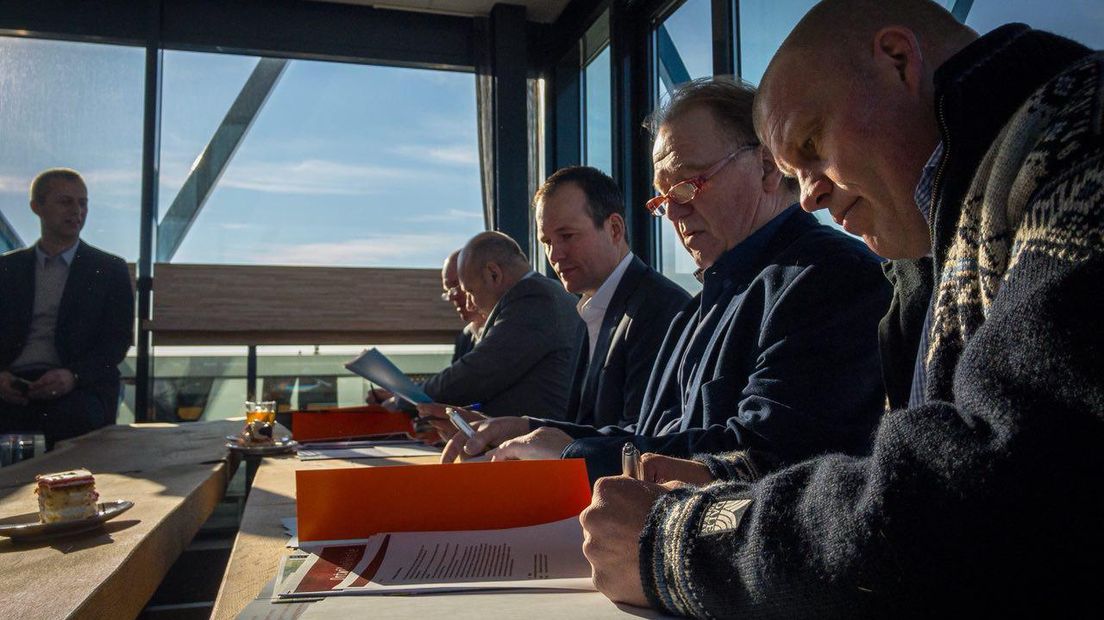 De initiatiefnemers ondertekenen de overeenkomst (Rechten: RTV Drenthe/Edwin van Stenis)