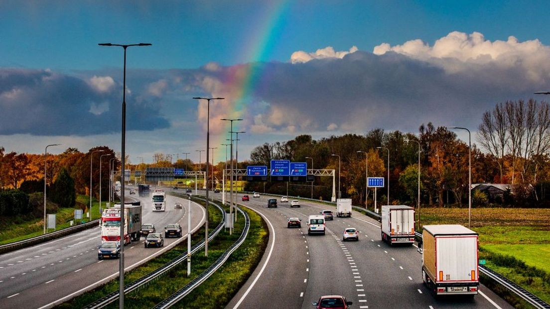 Een regenboog boven de snelweg A50.