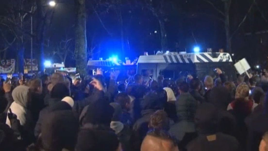 De raadsvergadering in Geldermalsen over de bouw van een azc voor 1500 mensen is woensdagavond ruw verstoord door relschoppers. Ze bestormden het gemeentehuis, waarna de raadzaal werd ontruimd.
