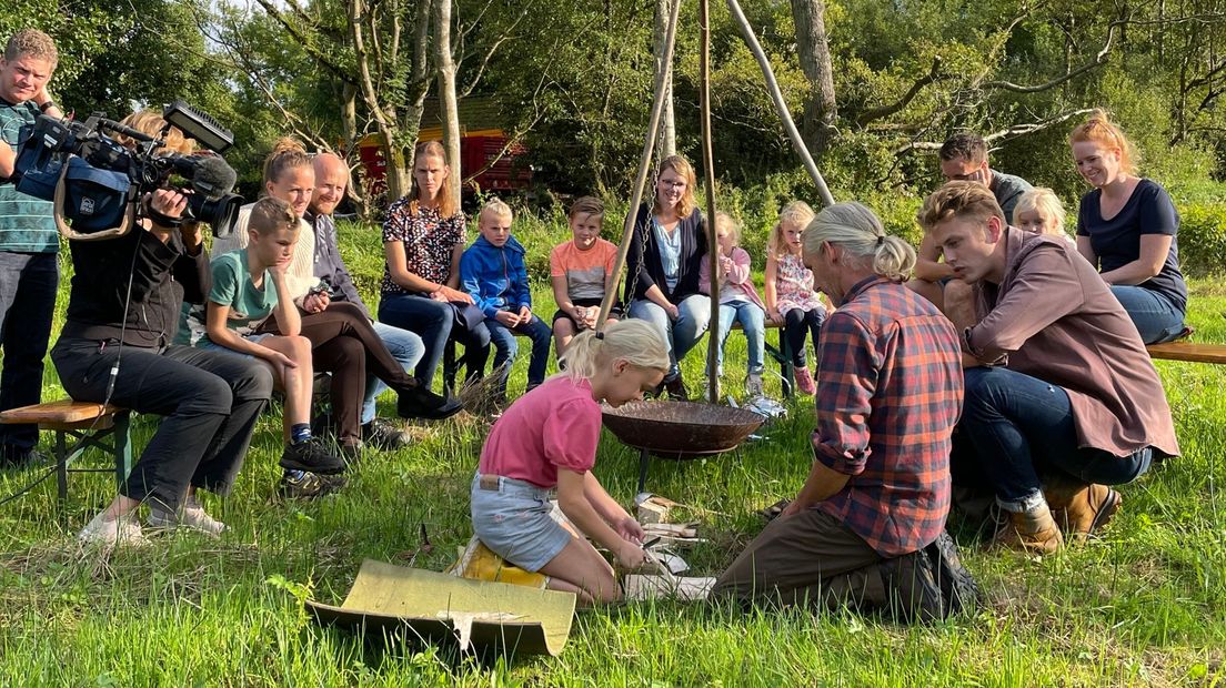 Tim Horneman legt uit hoe je vuur kan maken op het ROEG! kamp