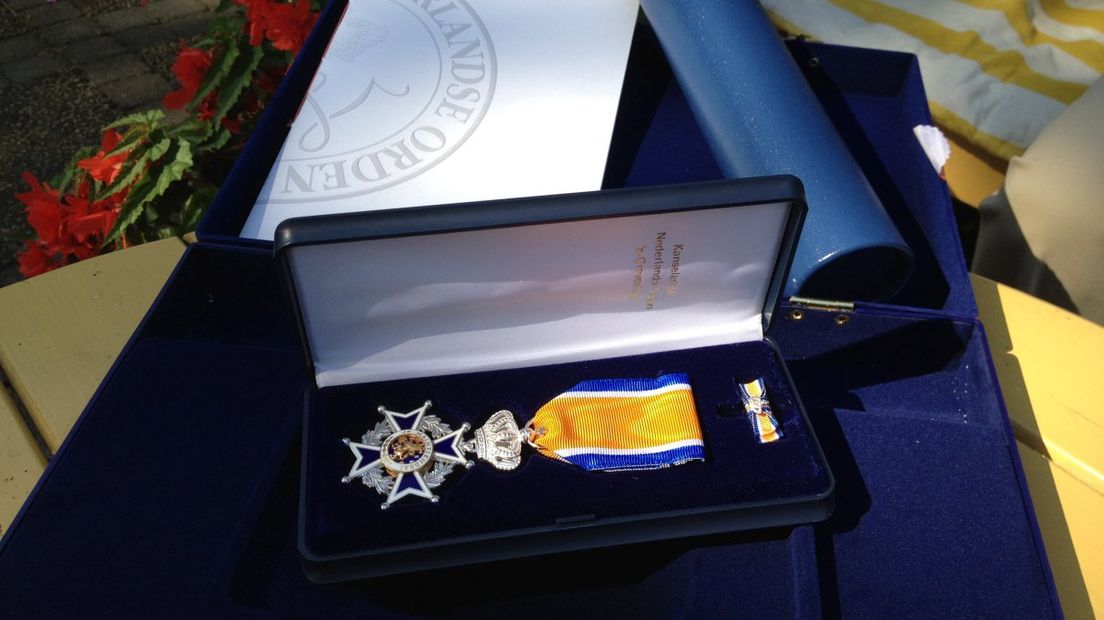 De onderscheiding werd uitgereikt tijdens een reüniedag van vv Buinerveen