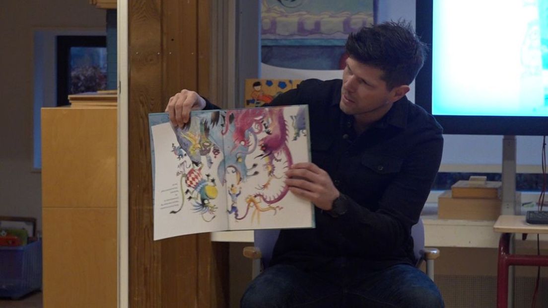 Klaas-Jan Huntelaar leest voor op basisschool De Trompetter in Angerlo