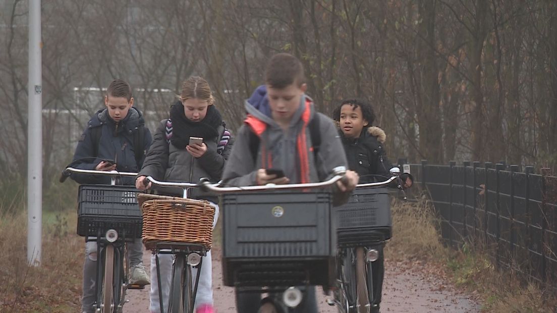 Minister Melanie Schultz wil appen op de fiets verbieden. Volgens haar is een op de vijf fietsongelukken te wijten aan het voortdurend kijken op je mobiel tijdens het fietsen. Scholieren in Ede moeten er weinig van weten.
