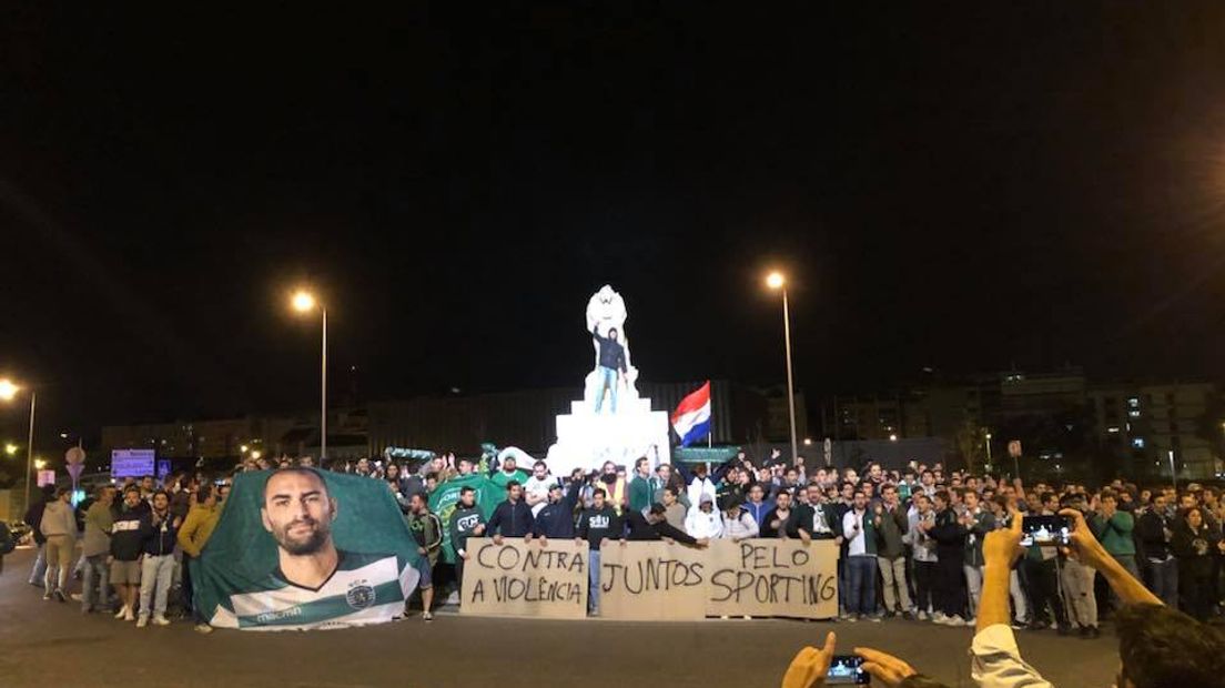Supporters steunen Bas Dost (Rechten: Twitter Sporting Adeptos)