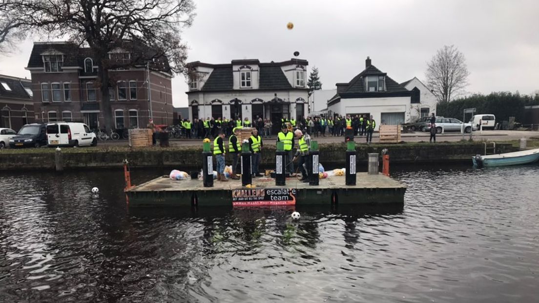 Het carbidteam schiet met ballen vanaf het vlot (Rechten: RTV Drenthe/Janet Oortwijn)