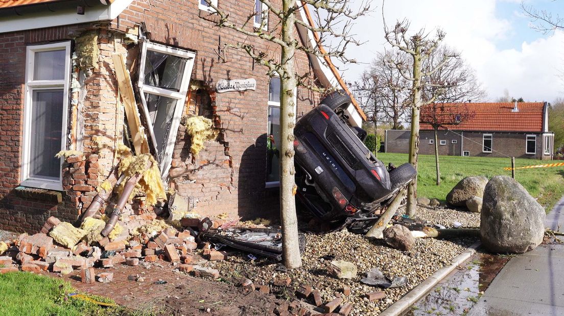 Auto ramt voorgevel huis in Willemsoord - RTV Drenthe