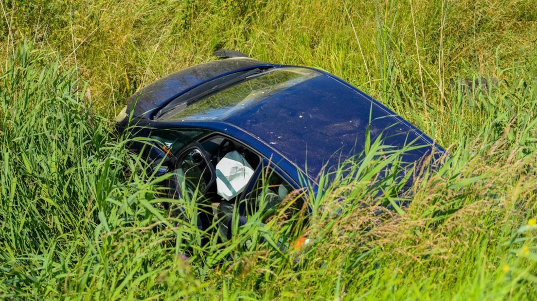 De auto kwam in de sloot terecht