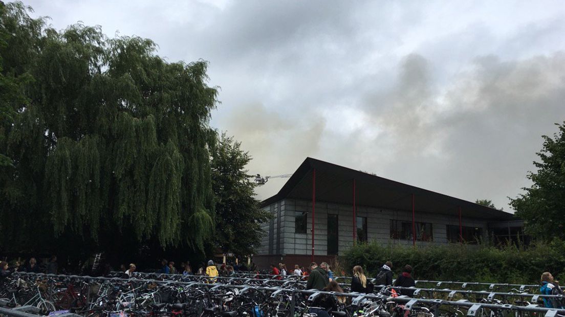Leerlingen en leraren van de door brand verwoeste Vrije School de Berkel gaan dinsdag weer naar school. Ouders zijn per brief op de hoogte gebracht. Vlak naast het afgebrande pand ligt een middelbare school waar de leerlingen komende week worden opgevangen.