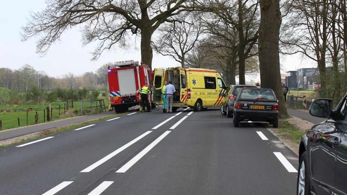 Vrouw gewond na botsing met boom