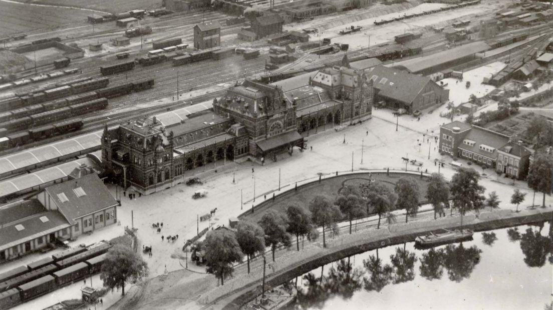 Luchtfoto van het stationsgebied omstreeks 1947