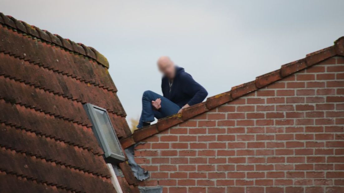 De verwarde man die woensdagmiddag op het dak van een tussenwoning in Tiel zat, is er af. Hij is zelf naar beneden geklommen en daarna door de politie meegenomen.