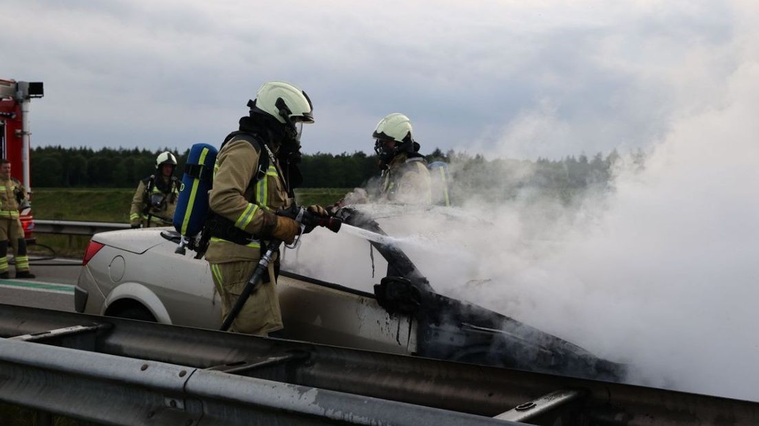 N34 tijdelijk afgesloten vanwege cabrio die vlam vat - RTV Drenthe