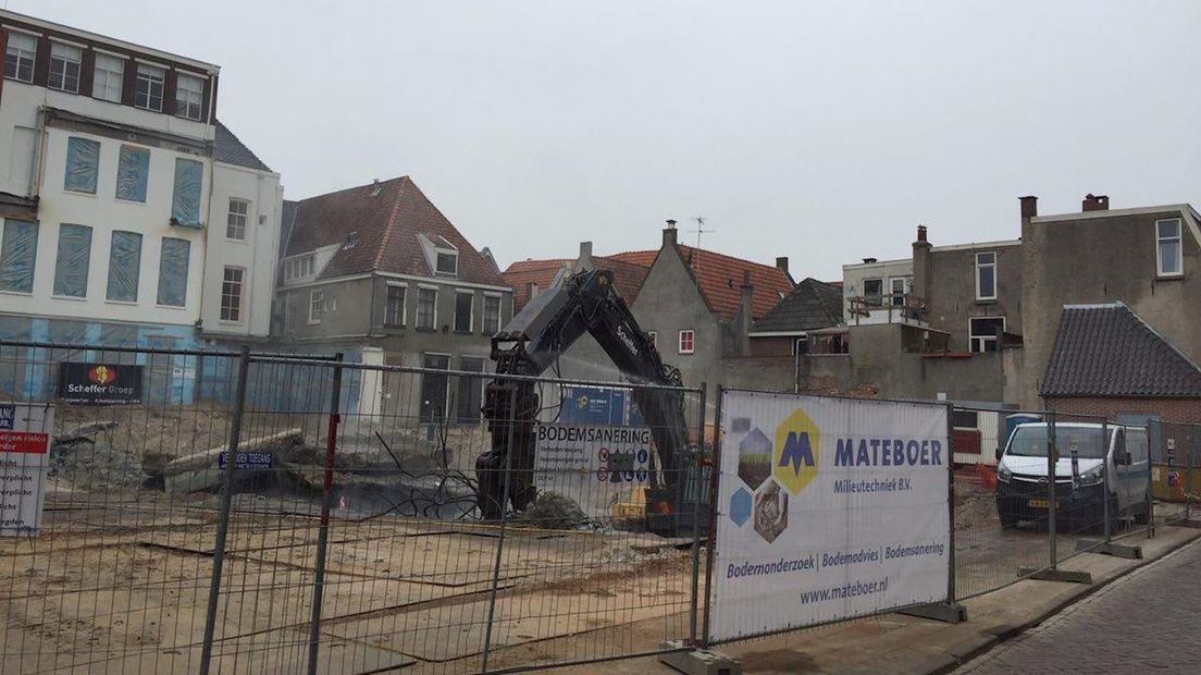 Vervuiling verwijderd uit grond oude pand bibliotheek Zwolle