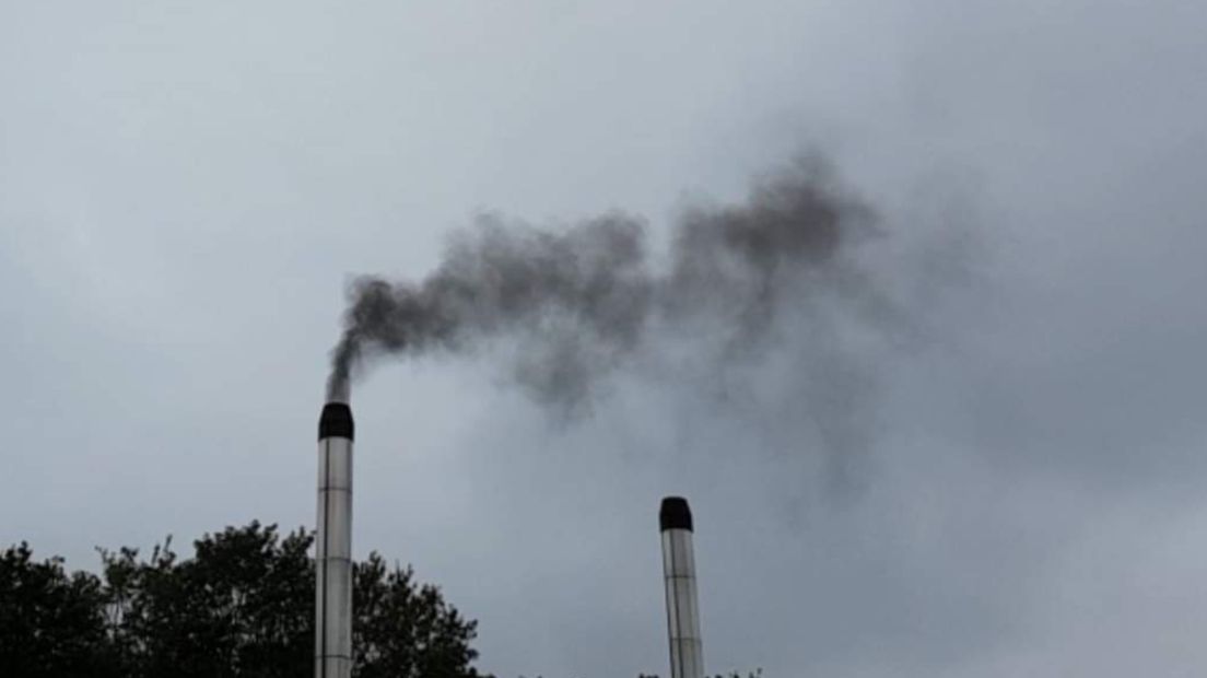 Zwarte rook uit de biomassa-installatie in Winschoten