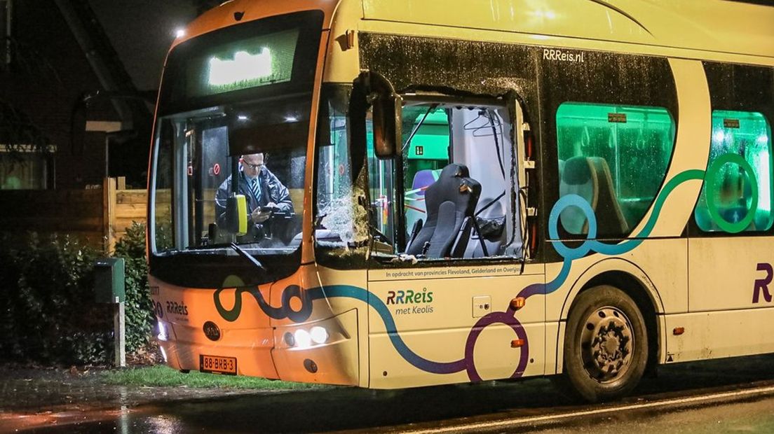 Deze stadsbus werd geraakt door een onderdeel van een andere bus.
