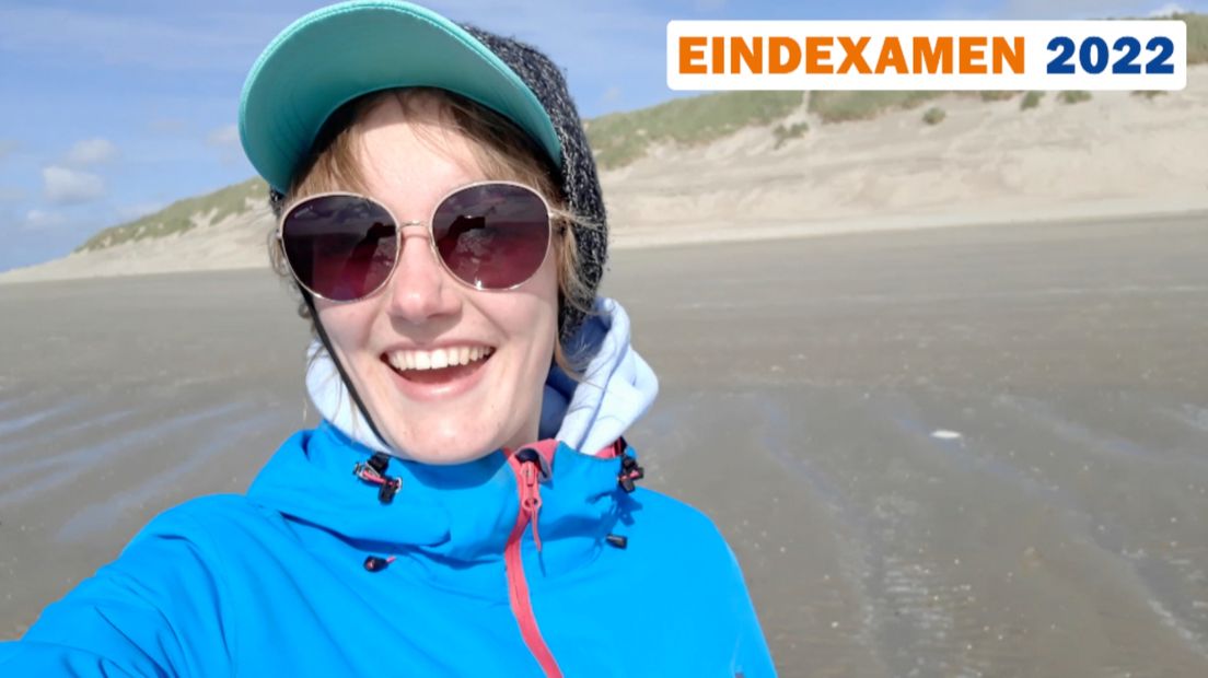 Maaike-Grytsje waait tussen de examens door uit op het strand van Ameland