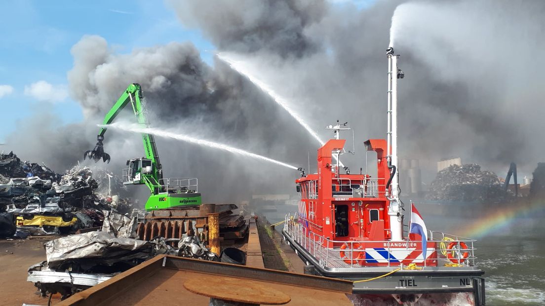 Op de Nijverheidsweg in Nijmegen woedde donderdagmiddag een grote brand bij een recyclingbedrijf. In de omgeving was veel rook te zien.