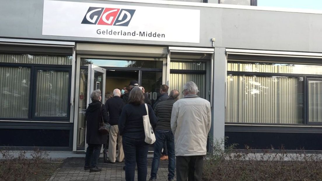 In Arnhem stond maandagochtend een rij voor de prikpost.