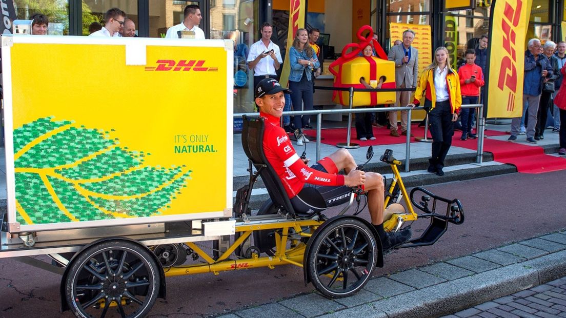 Bauke Mollema rijdt de containerfiets van DHL in zaterdag