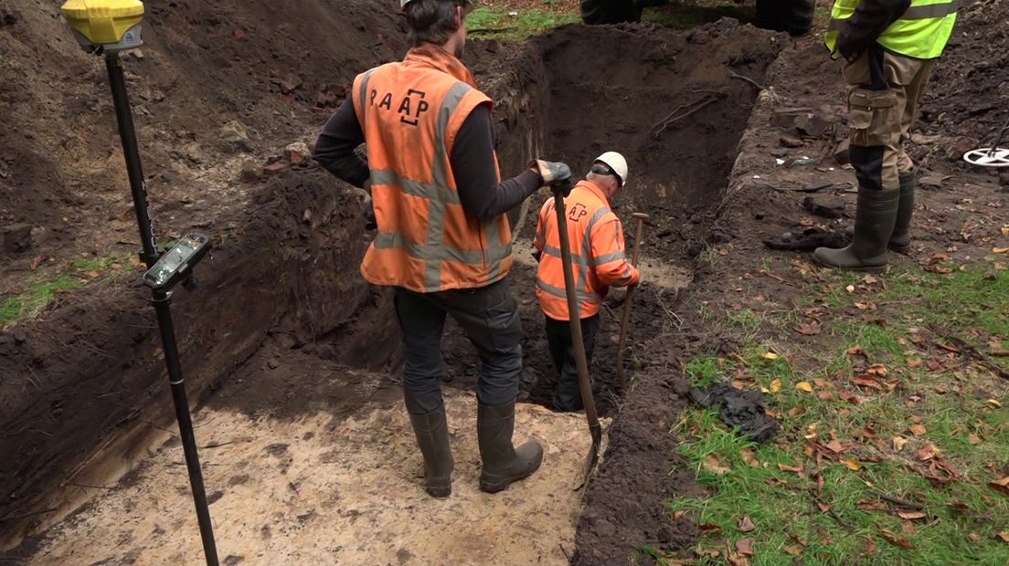Archeoloog Ko Lenting in een voormalige gracht rondom het klooster in Ter Apel