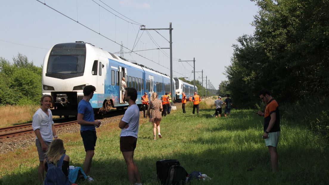 Reizigers uit snikhete kapotte trein gehaald bij Haarle