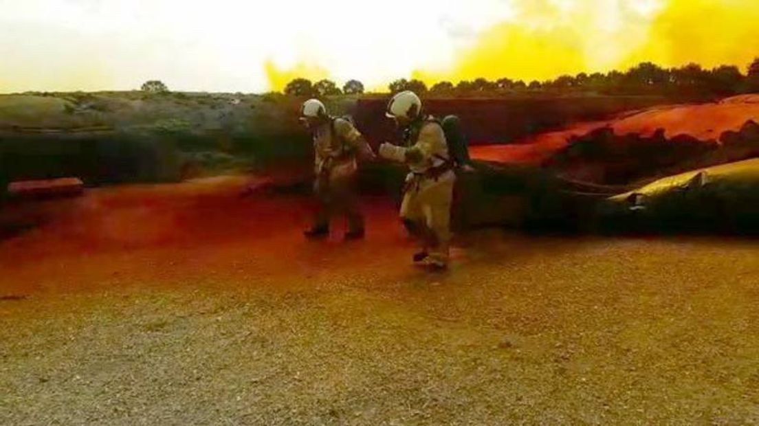 Brandweermannen ontluchten een maiskuil (Rechten: Brandweer Nederland)