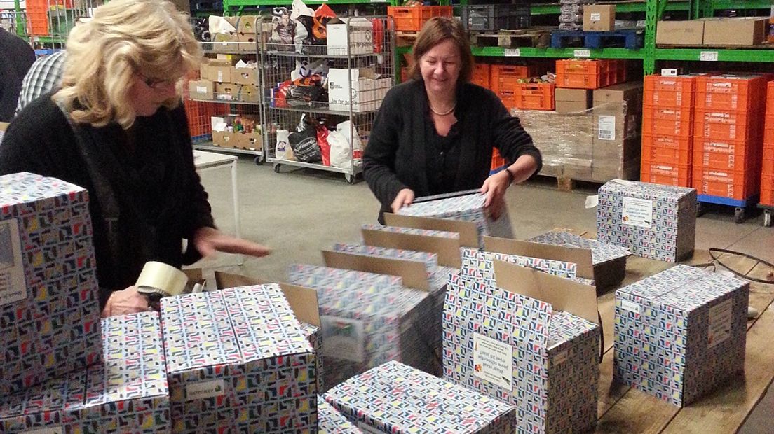De pakketten worden vlak voor Sinterklaas uitgedeeld onder arme gezinnen