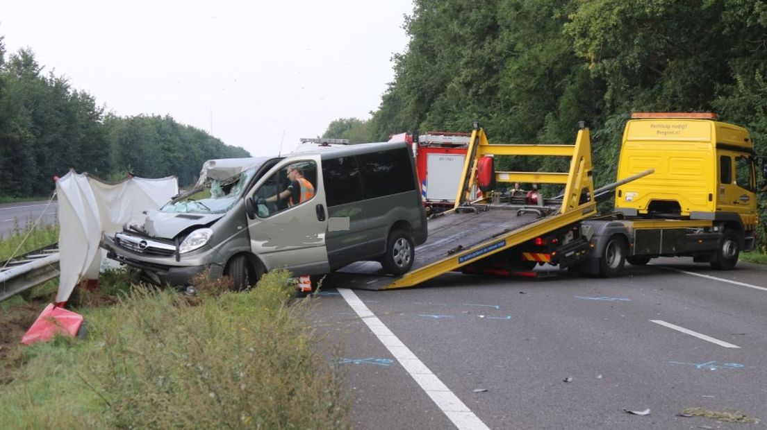 Een inzittende van een busje is zaterdag om het leven gekomen bij een ongeluk op de A30. Een andere betrokkene raakte zwaargewond. De snelweg zat tussen Scherpenzeel en industrieterrein Harselaar in de gemeente Barneveld urenlang dicht.