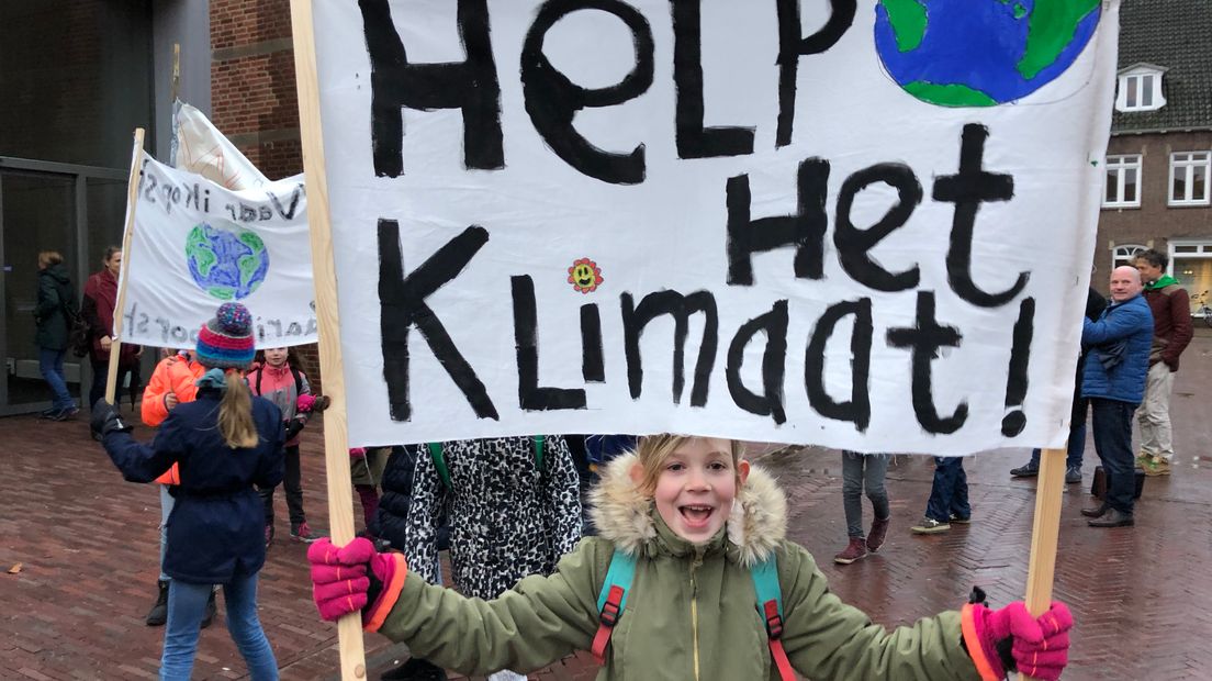 Veel Gelderse scholieren doen donderdag mee aan een klimaatmars in Den Haag. Hoeveel precies is niet duidelijk, maar vanaf diverse plekken in de provincie gaan scholieren massaal naar de Hofstad om in actie te komen voor klimaatbehoud.